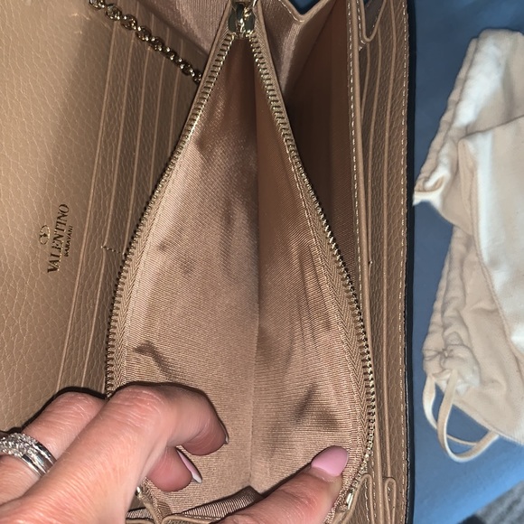 Valentino Garavani rockstud wallet on chain - Picture 12 of 13